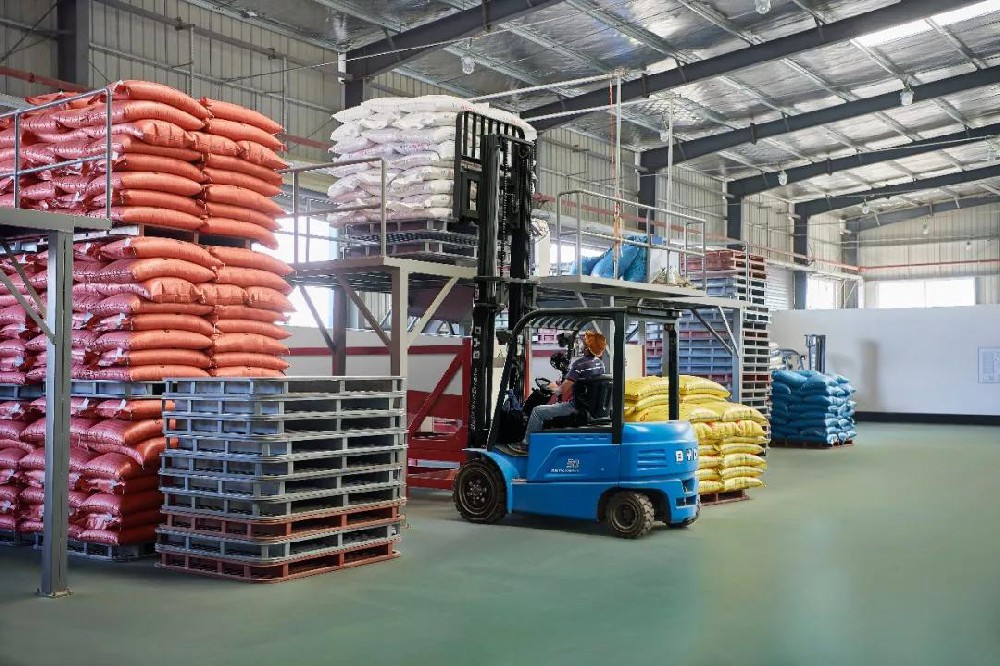 旋轉式推出器實現無托盤高效搬運